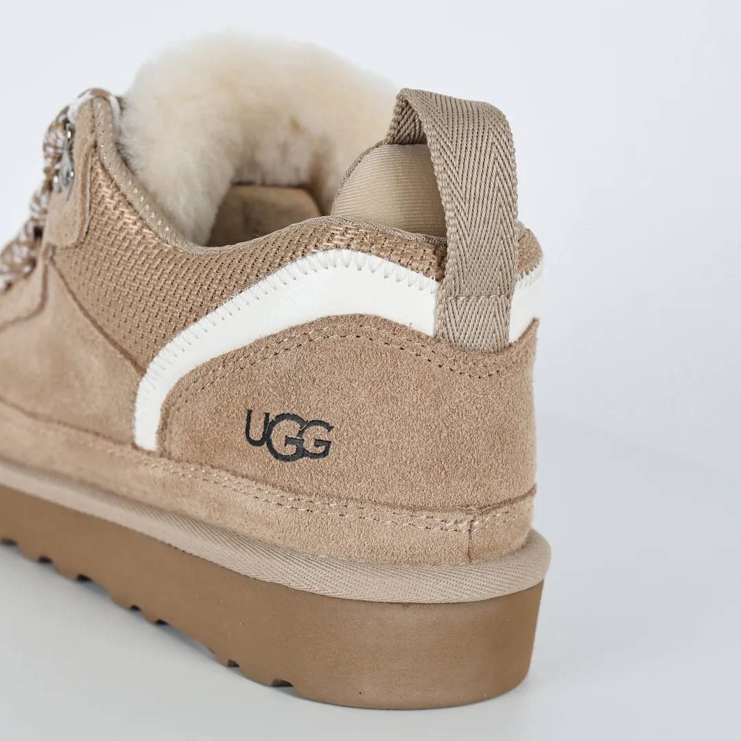 Pick up locally 💰660 Core recommended good price Independently developed original outsole, cashmere insole, keeping warm in winter, suitable for home use. In recent years, uug has launched a style series, which is partially skewed towards the preferences of young consumers, and has also been at the forefront of fashion trends. Shoe body material, water-repellent coated suede upper, 17mm UGGPURE™ implanted wool insole, lightweight non-slip and comfortable rubber outsole, with brand LOGO, complete packaging, size: 35 36 37 38 39 40 41 42 43 44 45